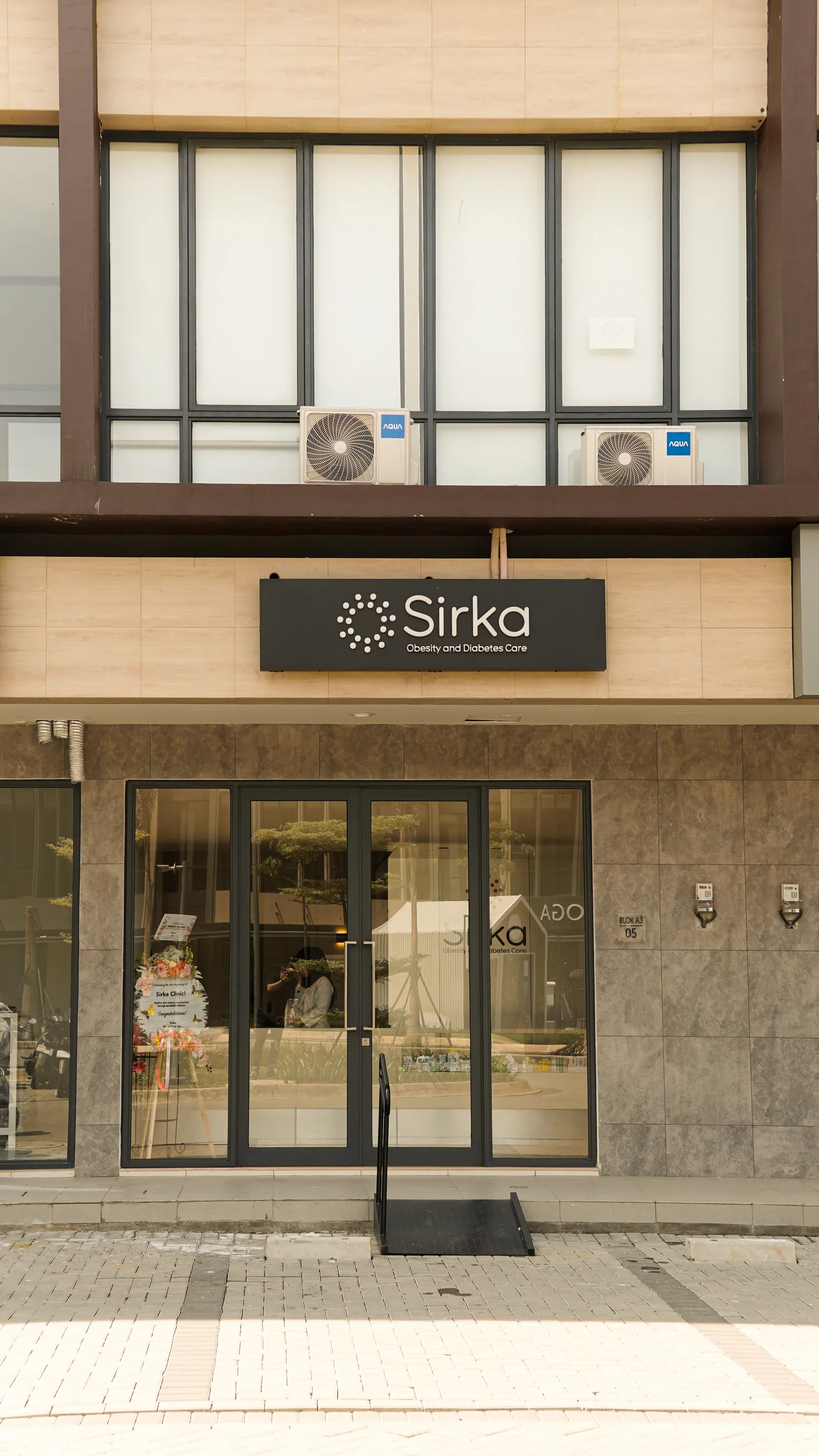 Tampak depan Klinik Sirka BSD di Ruko Northridge
