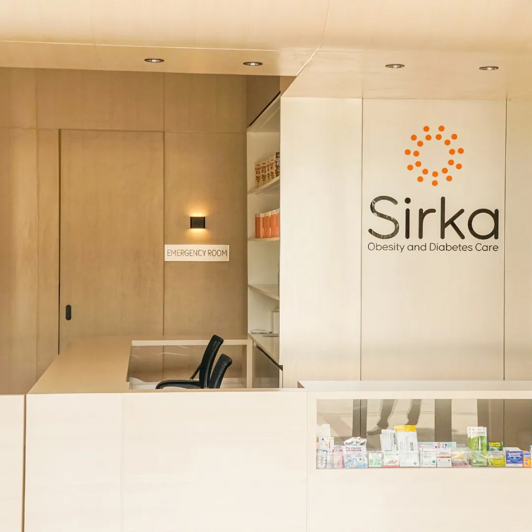 Area resepsionis dan apotek Klinik Sirka BSD