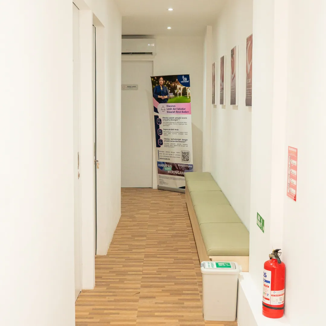 Lorong dan ruang tunggu Klinik Sirka Kelapa Gading